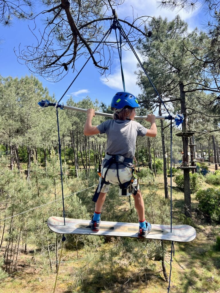 accrobranche le peuple des cimes médoc porge océan enfant sur un skateboard